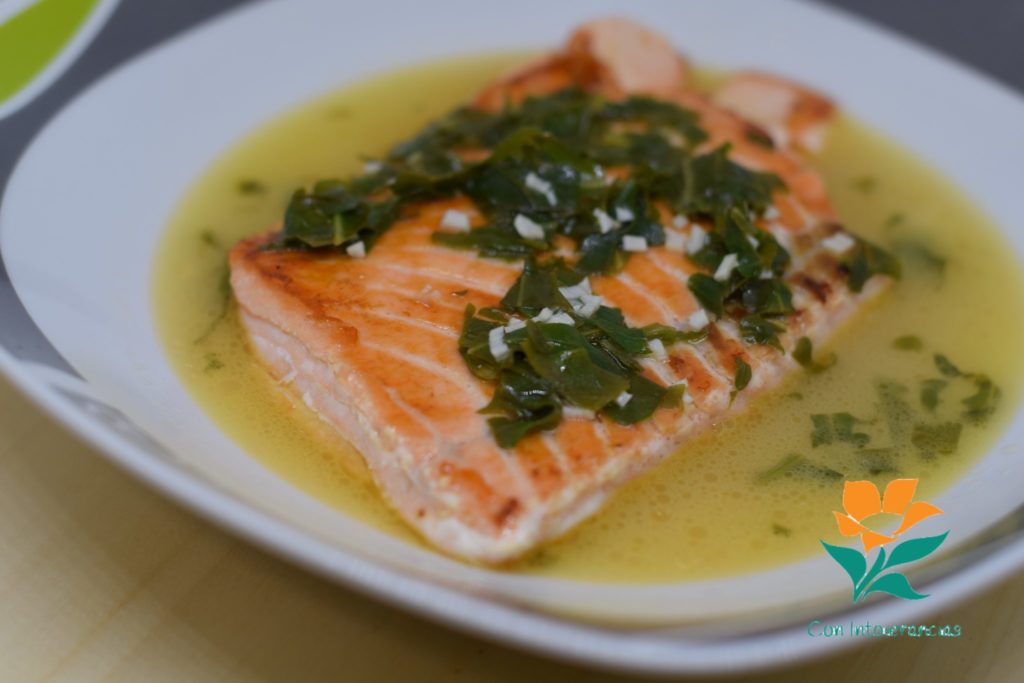 Salmón en salsa de rúcula